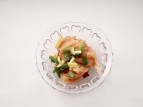 先腌制鸡胸肉：葱姜蒜，辣椒放入