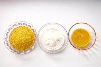 提前准备好面包糠、面粉、鸡蛋打散搅拌均匀备用