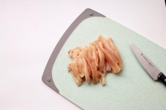 鸡胸肉切均等大小厚度的小条状，大概筷子那么宽