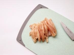 鸡胸肉切均等大小厚度的小条状，大概筷子那么宽