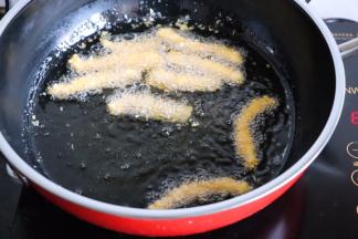 锅中油烧热，筷子放进去有密集气泡时放鸡柳，小火炸，切记不要大火，防止外面糊了里面没熟，或者炸的过火，口感不好