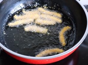 锅中油烧热，筷子放进去有密集气泡时放鸡柳，小火炸，切记不要大火，防止外面糊了里面没熟，或者炸的过火，口感不好