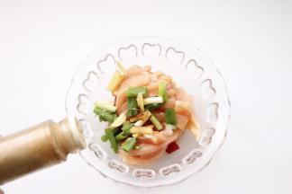 黑胡椒少许，搅拌均匀腌制10-15分钟