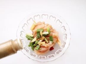 黑胡椒少许，搅拌均匀腌制10-15分钟