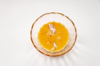 再放鸡蛋液碗里蘸满鸡蛋液