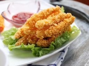 炸好捞出控油或者放吸油纸上，生菜垫在最底下放上炸好的鸡柳，是不是很有食欲呢！