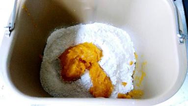 除黄油外，所有原料放进面包桶