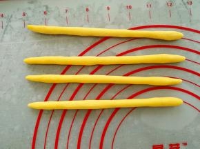 将每个剂子搓长，4个为一组