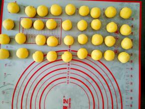 将发酵好的面团平均分成36个小剂子，滚圆