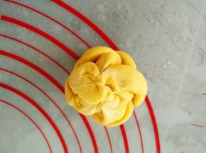 捏紧底部