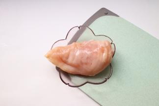 食材准备：鸡胸肉一块洗净去除筋膜