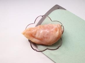 食材准备：鸡胸肉一块洗净去除筋膜
