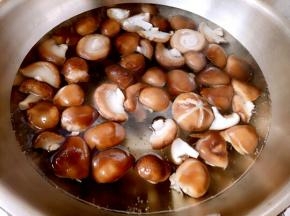 烧一锅开水放入香菇，倒一点料酒去腥，焯一下捞出来。然后再把鸡肉和鸡心也焯一下。