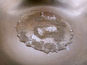 另起锅放油和糖，小火，这时候不要用铲子搅拌。待糖化了再搅拌几下。