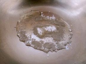另起锅放油和糖，小火，这时候不要用铲子搅拌。待糖化了再搅拌几下。