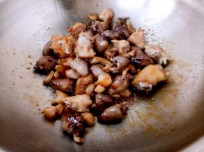 看糖的颜色变金黄把焯好的鸡肉倒入翻炒上色，放入葱姜蒜，生抽，花椒面翻炒。