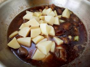 锅里加水，没过鸡肉，放土豆。中火盖盖炖。