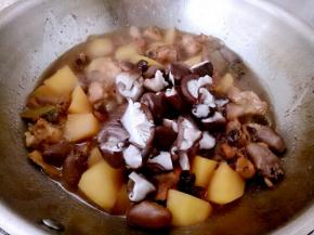 开过后加入盐，放入香菇拌匀。盖上盖子继续炖。