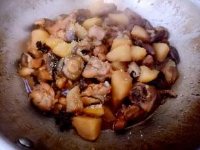 待收汁后关火，放入鸡精拌匀即可。