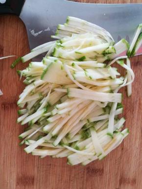 西葫芦洗净，切丝。