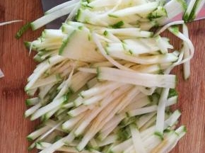 西葫芦洗净，切丝。