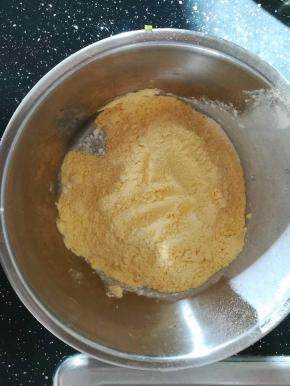 盆里加入一碗玉米面