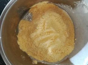 盆里加入一碗玉米面