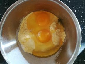 打入两个鸡蛋。