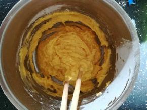 把玉米面和鸡蛋搅拌均匀。