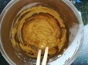 把玉米面和鸡蛋搅拌均匀。