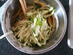 加入西葫芦丝一起搅拌