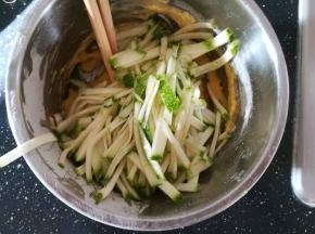 加入西葫芦丝一起搅拌