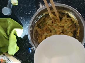 加入适量的清水。