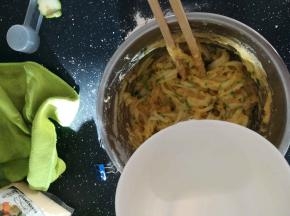 加入适量的清水。