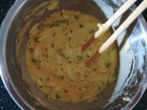 调成流动的面糊。