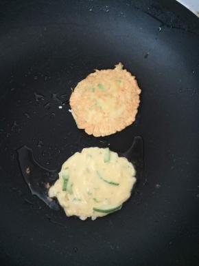 底面凝固后，翻面，煎另一边。