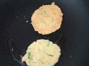 底面凝固后，翻面，煎另一边。