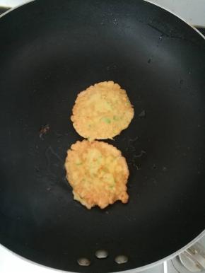 两面金黄即可出锅。剩下的面糊继续这样。