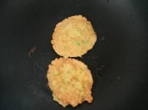 两面金黄即可出锅。剩下的面糊继续这样。