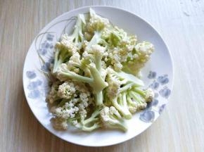 将花菜切成小块。