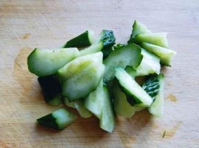 黄瓜洗干净后切菱形块。