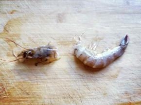 虾去头，拉出虾线。