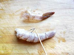 将虾皮去掉，再用牙签挑出内线，依次做完。