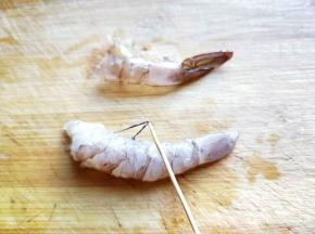 将虾皮去掉，再用牙签挑出内线，依次做完。