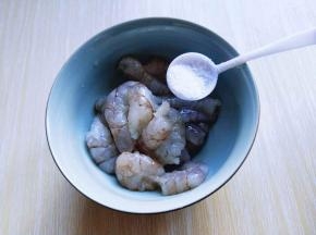 剥好的虾仁放入碗中，加入盐。