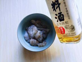 再加入料酒，拌均匀，腌制15分钟。