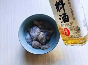 再加入料酒，拌均匀，腌制15分钟。