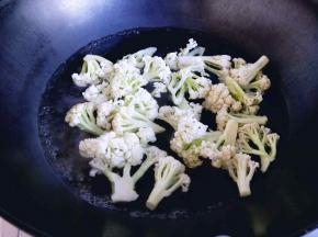 将切小块的花菜焯水，捞出淋干水份。