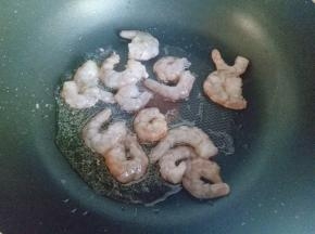 起油锅，将腌制好的虾仁倒入油锅中。