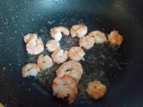 编炒至颜色变红，盛出备用。